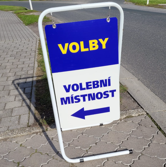 Volby - volební místnost.png