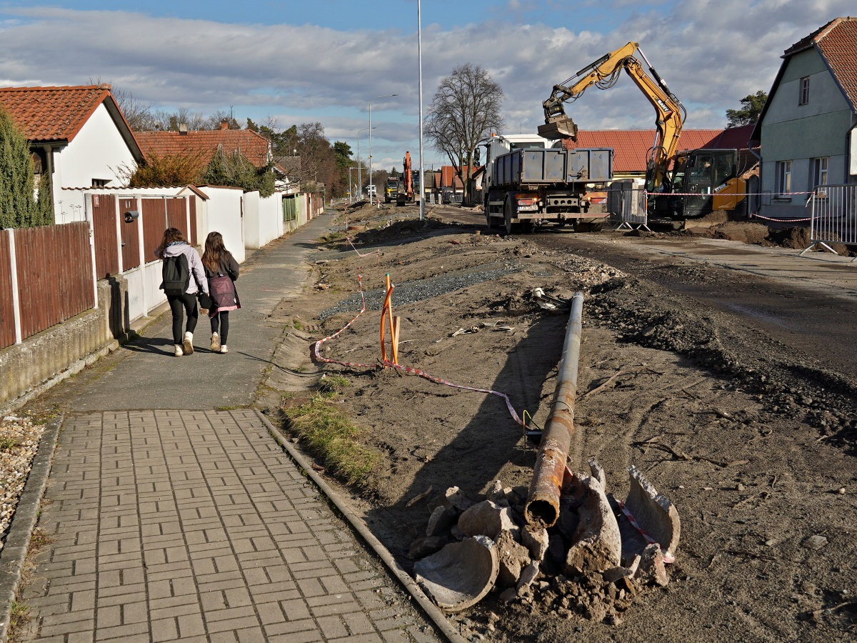 Opravy silnice a mostu pokračují