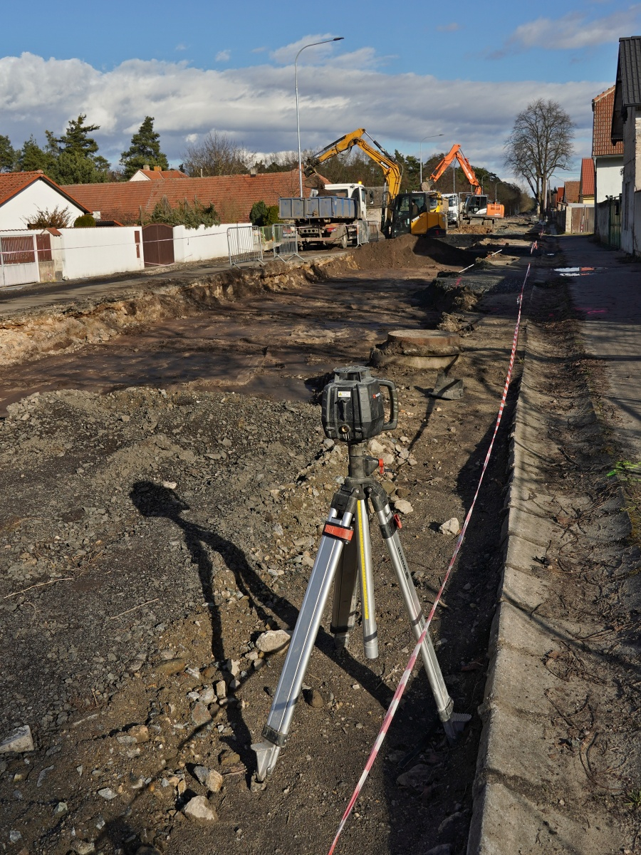 Opravy silnice a mostu pokračují