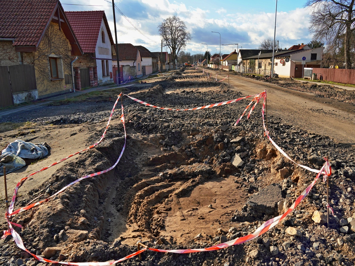 Opravy silnice a mostu pokračují
