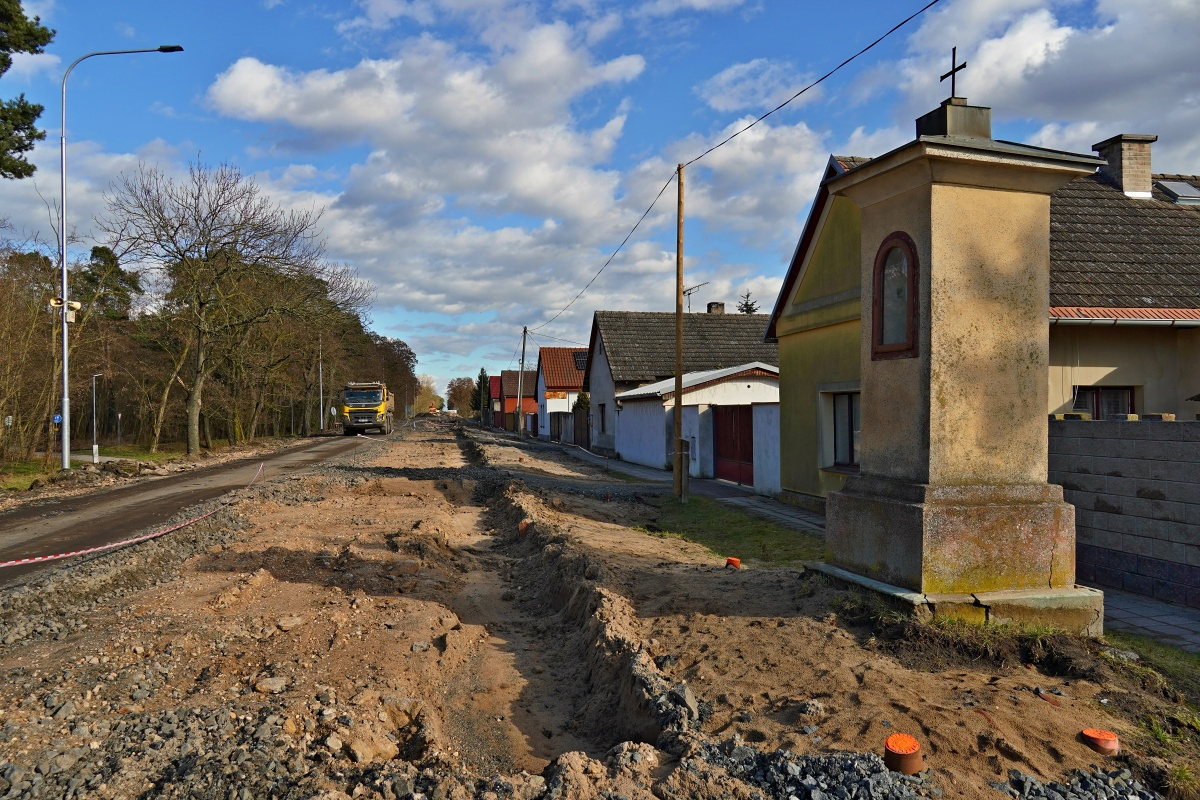 Opravy silnice a mostu pokračují