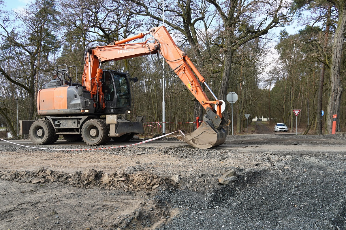Opravy silnice a mostu pokračují