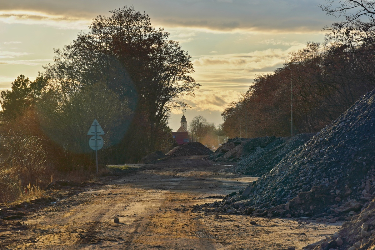 Opravy silnice a mostu pokračují