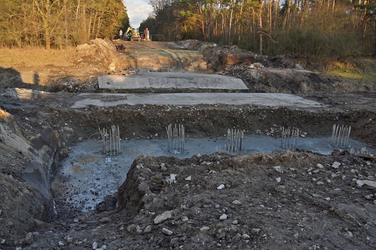 Opravy silnice a mostu pokračují