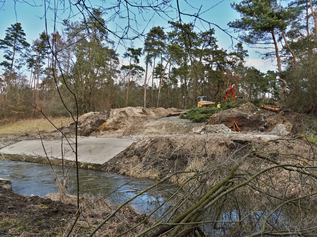 Opravy silnice a mostu pokračují