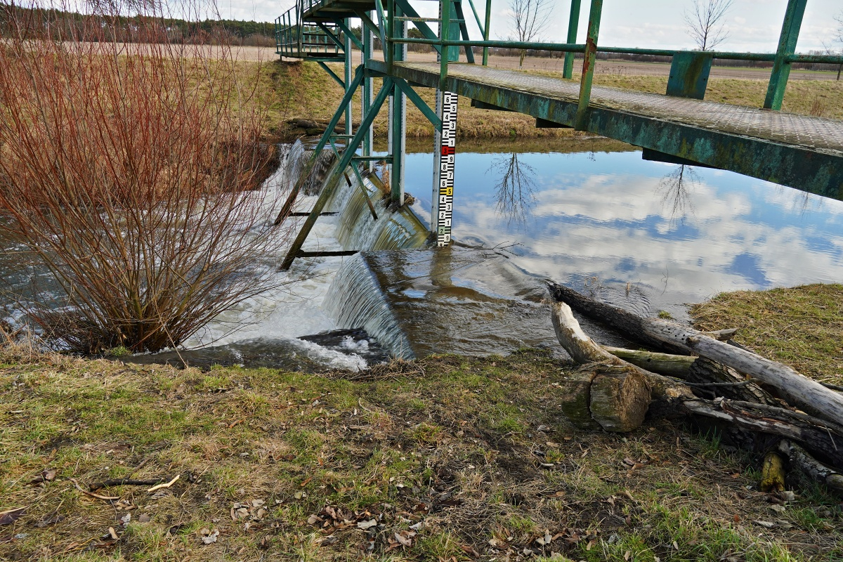 Opravy silnice a mostu pokračují