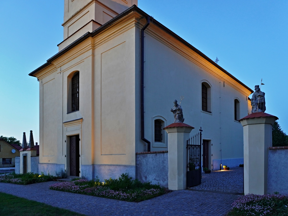 Noc kostela při svíčkách