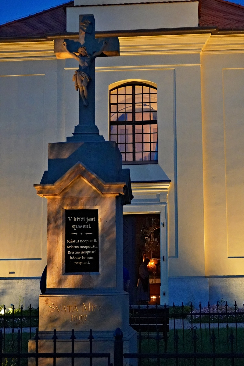 Noc kostela při svíčkách