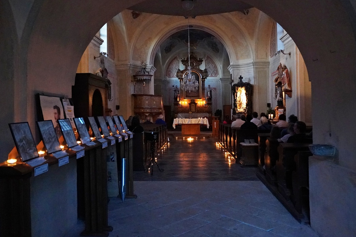 Noc kostela při svíčkách
