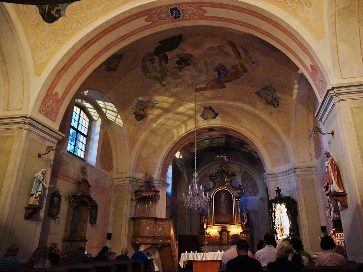 Noc kostela při svíčkách