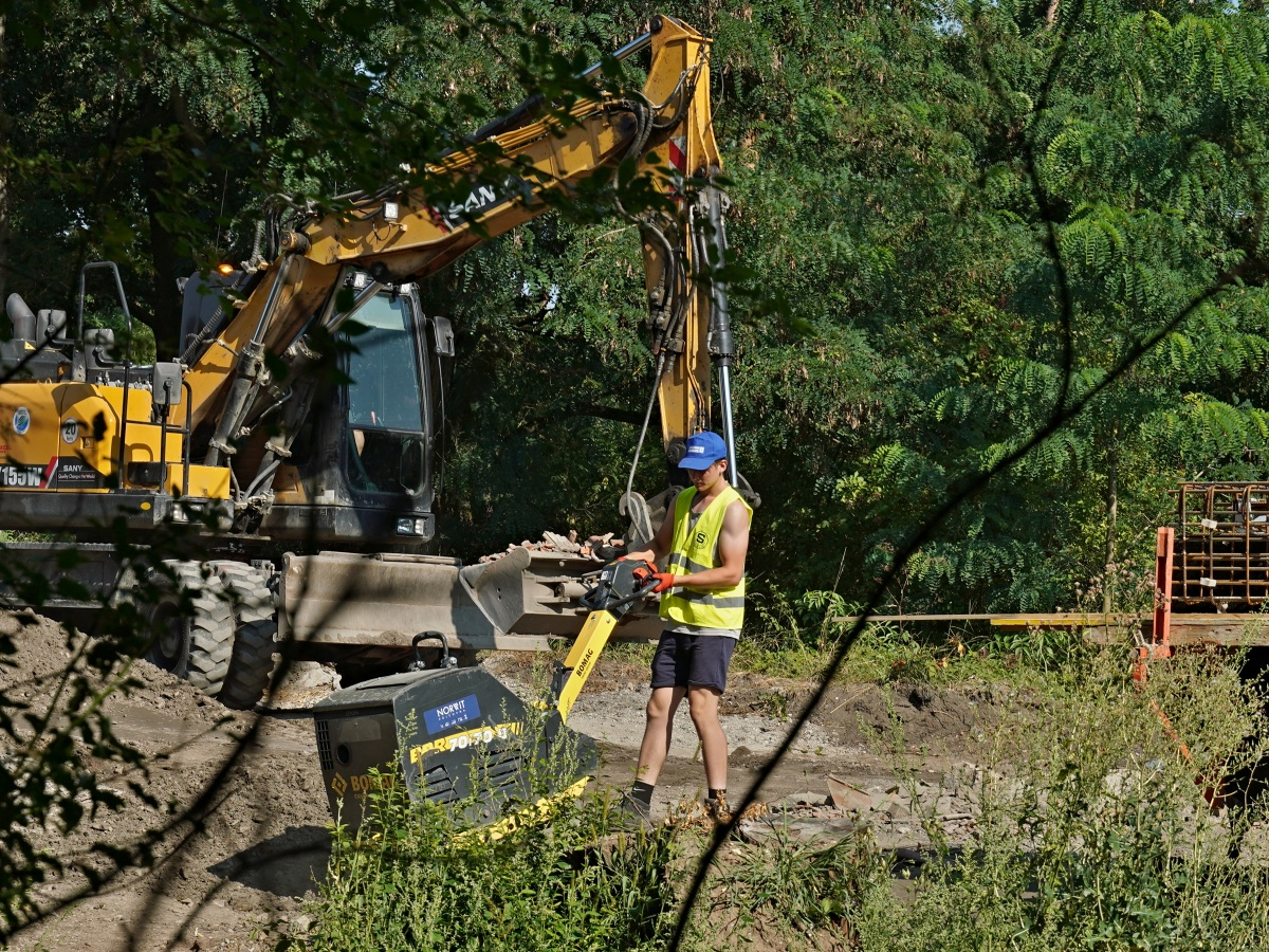 Staveniště mostu a silnice v srpnu, autobusy od 1.9.