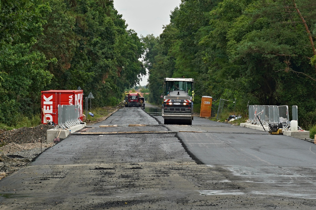 Staveniště mostu a silnice v srpnu, autobusy od 1.9.