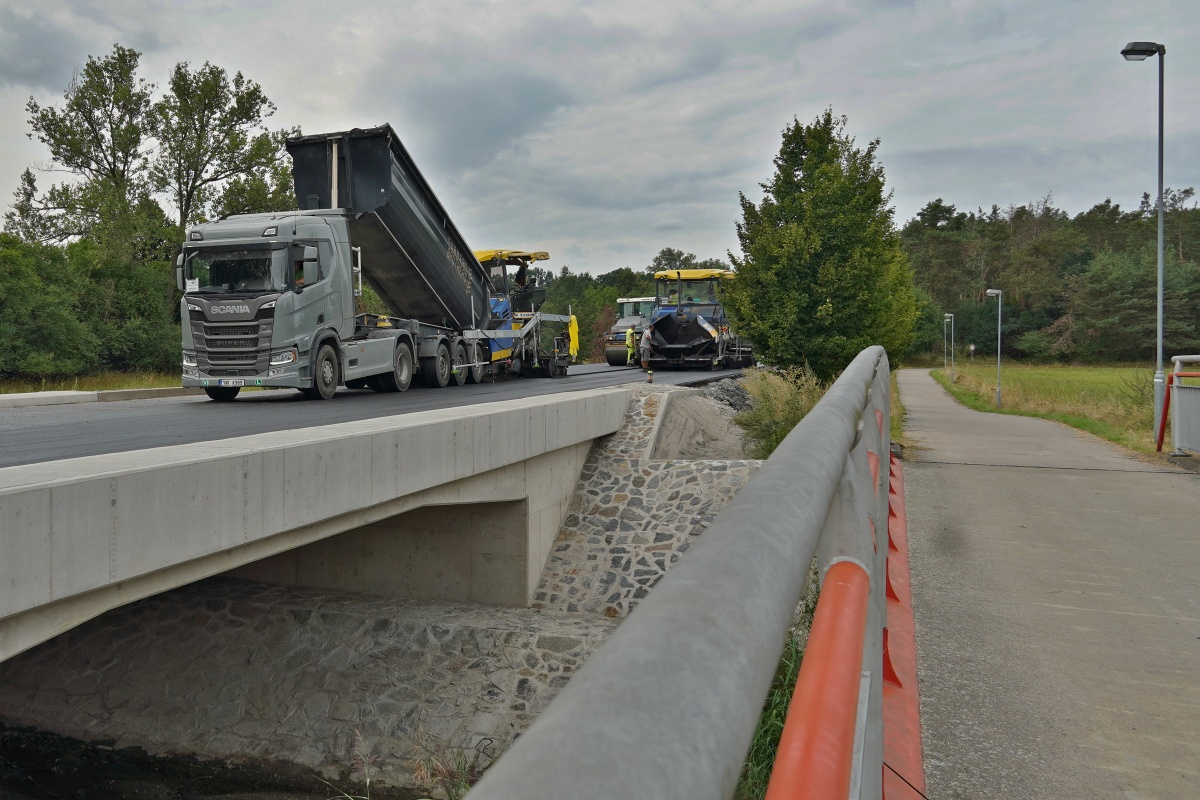 Staveniště mostu a silnice v srpnu, autobusy od 1.9.