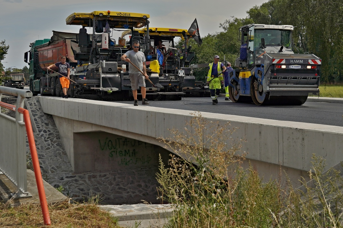 Staveniště mostu a silnice v srpnu, autobusy od 1.9.