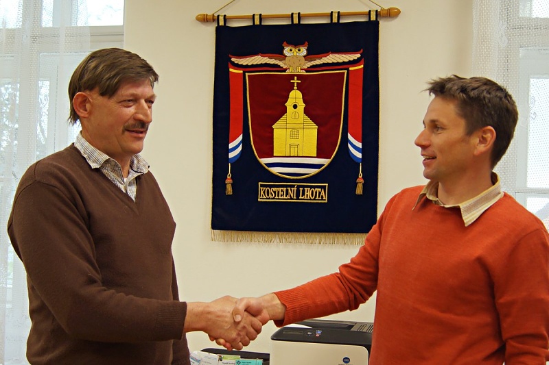 Autor myšlenky a organizátor prvního srazu Lhot Jiří Kalousek (vlevo) s naším starostou dne 9.4.2014